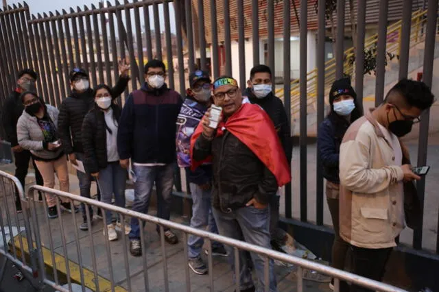 Fans contentos porque ya empezaban a abrir las puertas del Estadio Nacional.   