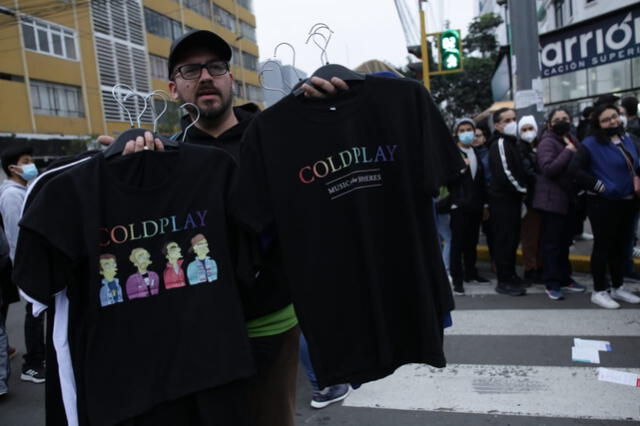 Comerciantes aprovecharon la algarabia de los fans para vender productos relacionados a Coldplay.   