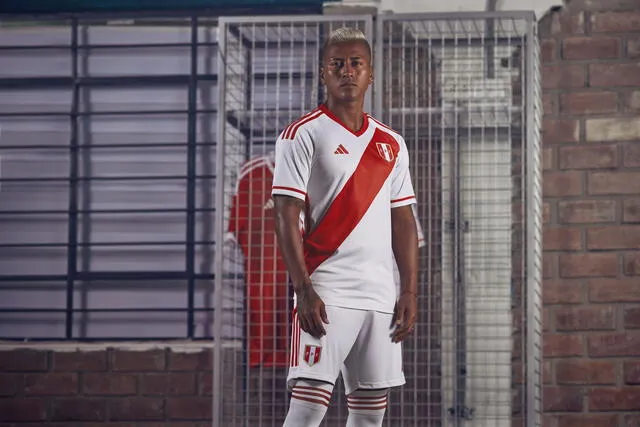 Pedro Aquino viste la nueva camiseta de la Bicolor   