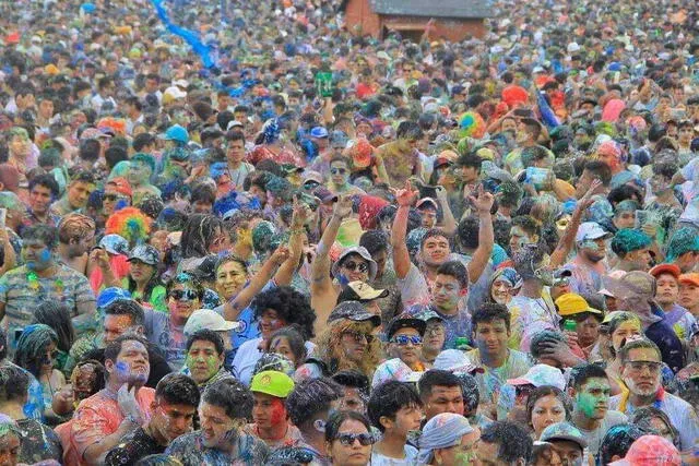 Ciudadanos llenos de pintura disfrutando de los carnavales 