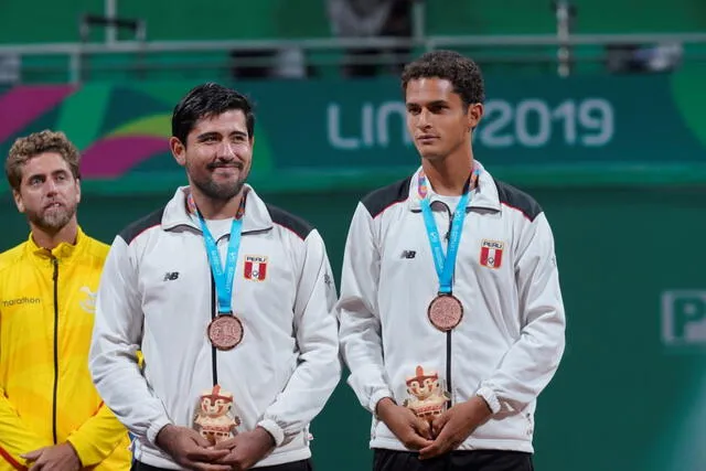 Juan Pablo Varillas y su compañero Sergio Galdós tuvieron una buena participación en los Juegos Panamericanos Lima 2019. En la foto posando ambos con su medalla de bronce. Crédito: Christian Ugarte   