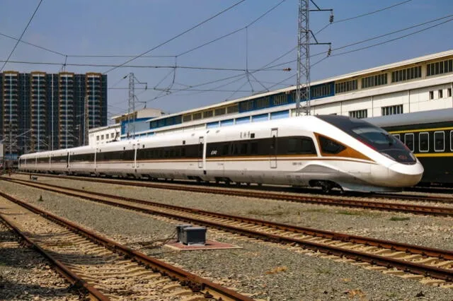 El tren bala hace paradas en varias ciudades chinas entre esas adaling Chang Cheng, cerca más gente a la Muralla China.    