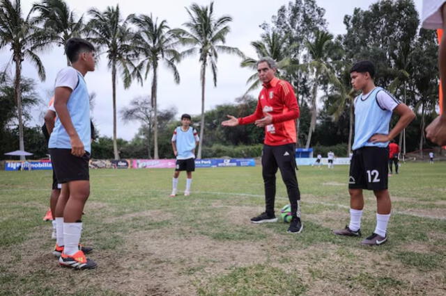 Chemo del Solar con los nuevos valores captados para la selección peruana. Fuente: FPF.