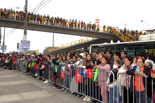 Padres de familia acompañaron a sus hijos (FOTO: UNI)   