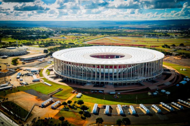  El&nbsp;<em>Estadio</em>&nbsp;Nacional de Brasilia&nbsp;<em>Mané Garrincha</em>&nbsp;es un&nbsp;<em>estadio</em>&nbsp;multiusos ubicado en Brasília en el Distrito Federal en Brasil.    