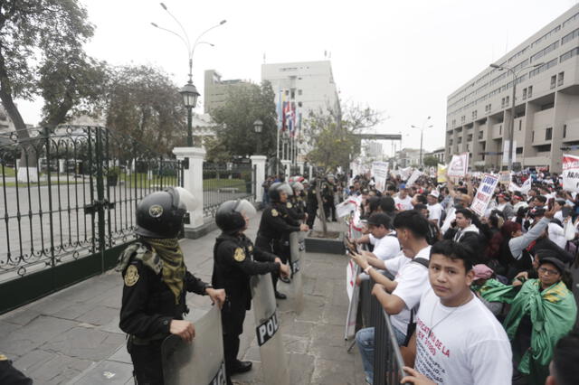 Comerciantes de Mesa Redonda acatan paro frente al Congreso e invaden parte de la avenida Abancay