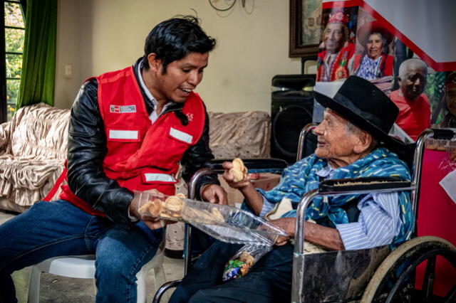 Pensión 65 celebra un año más junto a uno de sus usuarios.