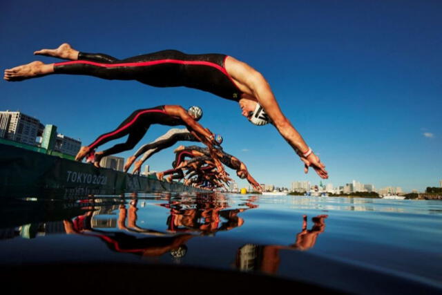  Los nadadores se zambullen para comenzar el evento de natación maratón masculino de 10 km   