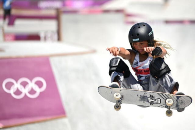  La británica Sky Brown compite en la final del parque femenino en Ariake Sports Park Skateboarding en Tokio el 4 de agosto de 2021.&nbsp;(LOIC VENANCE / AFP via Getty Images)    