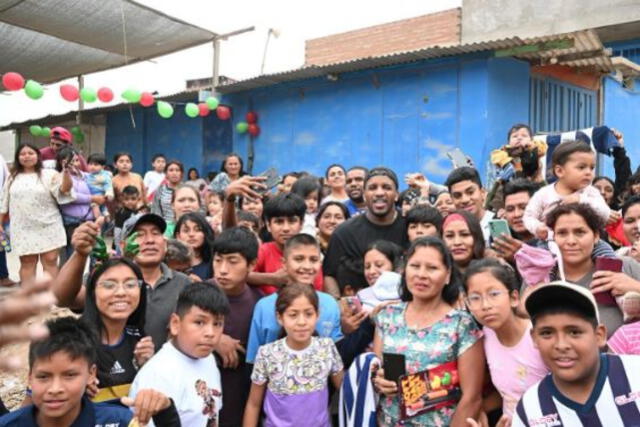 Jefferson Farfán entrego regalos a niños