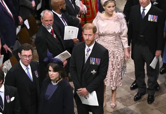 Harry ingresando a la Abadía Westminster junto a sus primas y esposos. / Crédito: BBC News.   