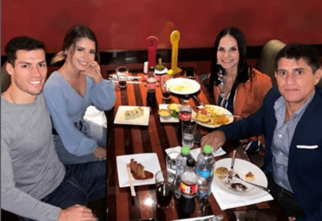 <em>Flavia Laos y la vez que juntó a sus padres en una cena con su expareja Patricio Parodi. Foto: Instagram</em>   