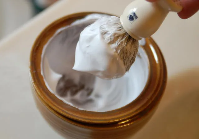  La espuma de afeitar hará que los espejos del lavabo no se empañen. Foto: lacasadelbarbero   