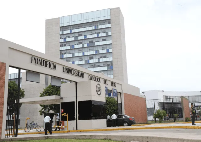 La Universidad Católica del Perú. 