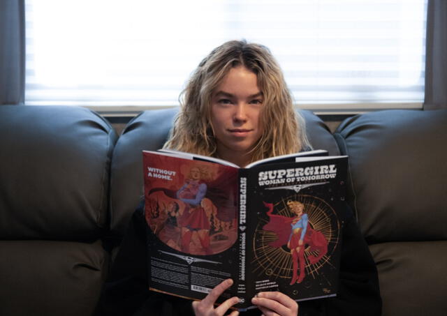  Milly Alcock leyendo el cómoc Woman of Tomorrow de Supergirl. Foto: Instagram 