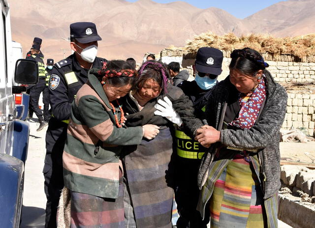 Familia rescatada tras terremoto en China.