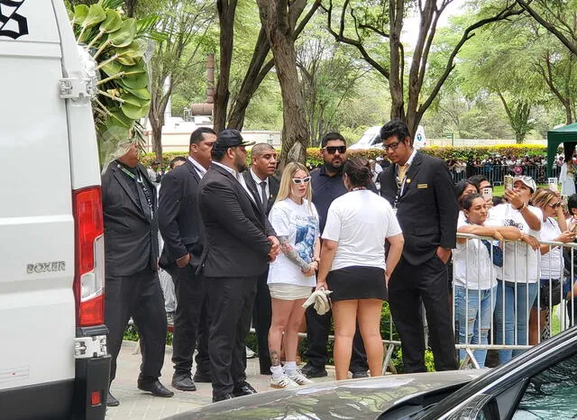Leslie Shaw llegando al cementerio. <em>Créditos: Maribel Mendo y Almendra Ruesta / URPI-LR</em> Leslie Shaw llegando al cementerio. <em>Créditos: Maribel Mendo y Almendra Ruesta / URPI-LR</em>