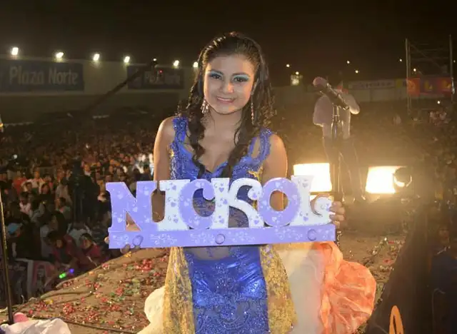 Nickol Sinchi en uno de los concierto de Corazón Serrano. Foto: Facebook   