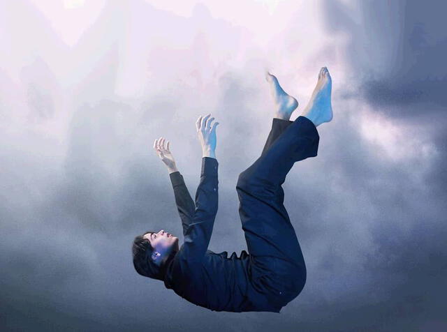  Soñar que te caes es una de las pesadillas más comunes.   