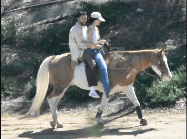 Se puede observar a la pareja cabalgando en el caballo.    