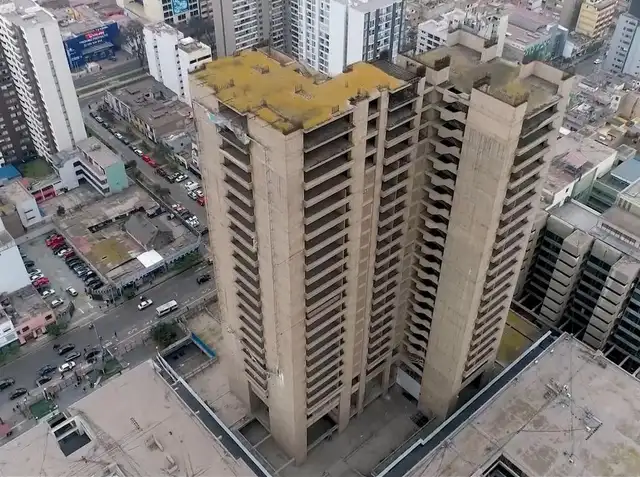 El edificio lleva abandondo cerca de 50 años.   