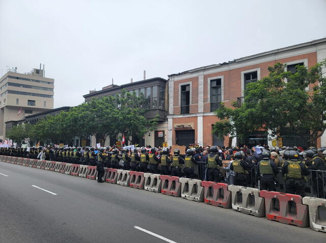 Paro de transportistas llega al Congreso de la República.