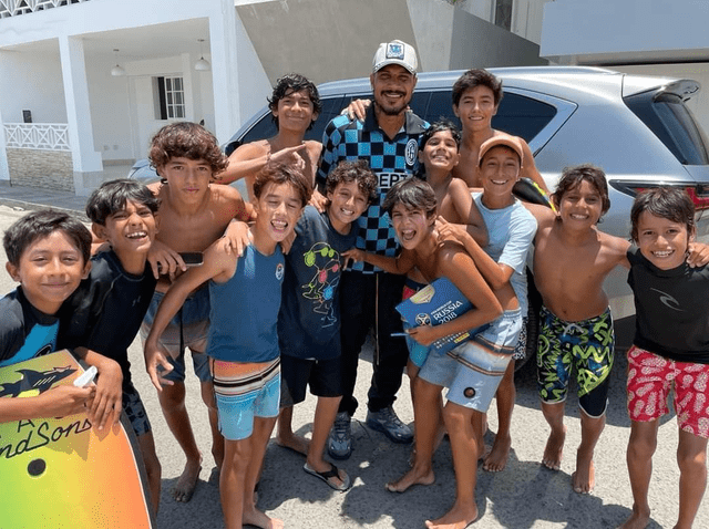 Paolo Guerrero se tomó fotos y es pura risa con niños en Trujillo tras fichar por César Vallejo