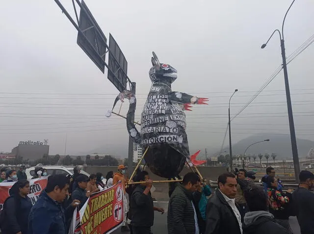 Transportistas se dirigen al Congreso con una rata en hombros rumbo al Congreso de la República