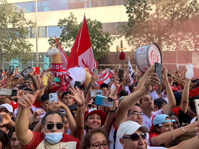  Hinchas realizan tradicional banderazo en Barcelona. Crédito: Twitter/ Selección Peruana.   