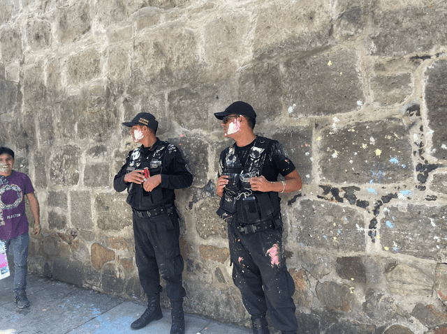 Nadie se salva de los baldes de agua y los tintes ( FOTO: Rosa Quincho /GLR)    