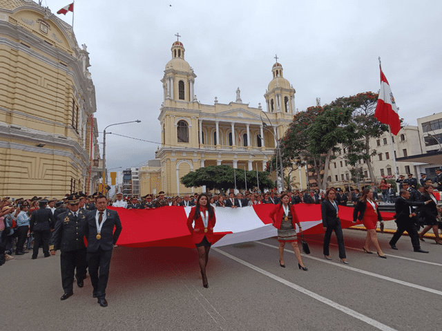 Principales autoridades de Lambayeque participaron del desfile.   