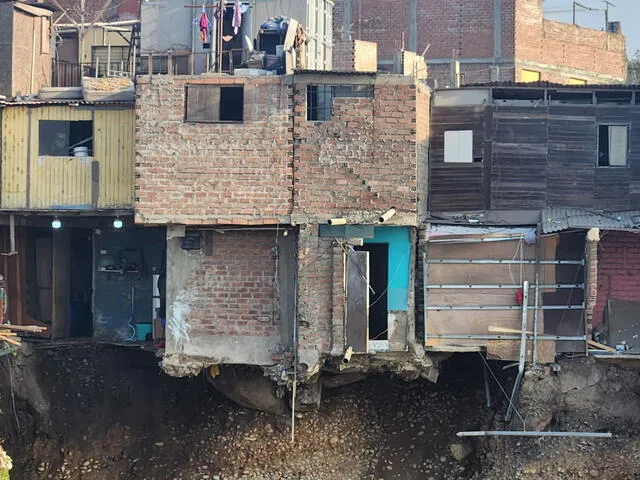 Así quedó la vivienda de SMP que terminó desplomándose sobre el río Rímac. Foto: Jessica Merino / URPI. 