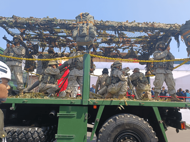 Ejército peruano presentes en el desfile cívico militar.    