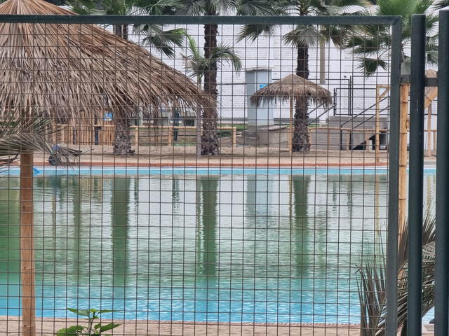 La playa artificial de SJL lucía con falta de mantenimiento hasta la llegada de un equipo de La República. Foto: Bella Alvites / URPI-LR.   