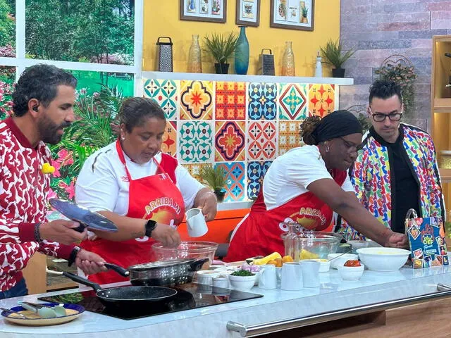 Las mamitas de Yoshimar Yotún y Luis Advíncula fueron al programa de 'Arriba mi gente'.