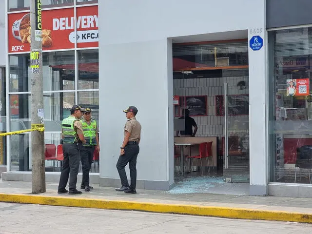Dos sujetos disparan contra el local de KFC de Comas.