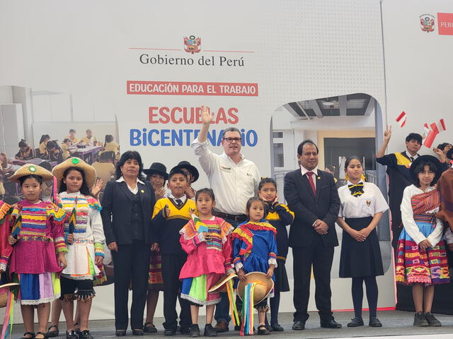 Ministro Morgan Quero encabezó la inauguración del colegio Bicentenario Gustavo Mohme.