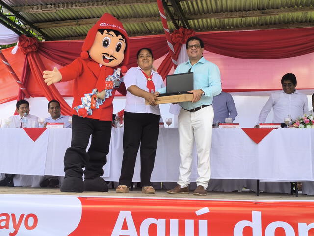  <em>La Fundación Caja Huancayo entregó laptops, pizarras acrílicas y equipos LED a la institución educativa local. Fuente: Difusión.</em>    
