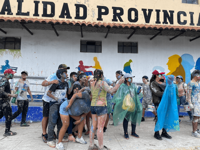 Personas de todas las edad disfrutan con agua y tintes ( FOTO: Rosa Quincho /GLR)    