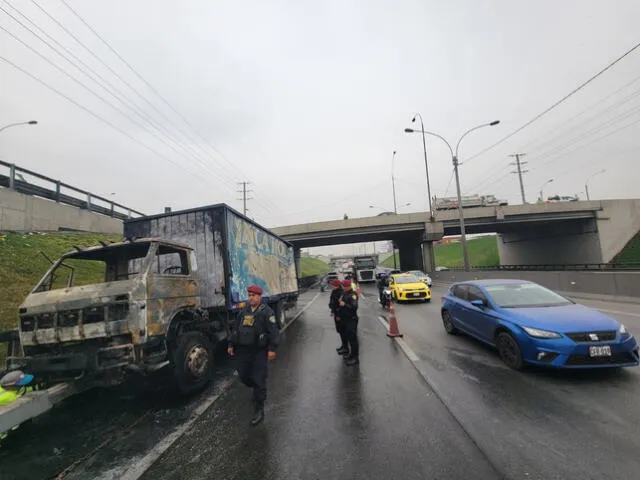 Camión de gaseosa terminó quemado en SMP.