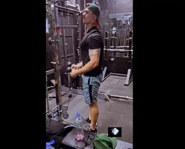  Laura Spoya es grabada CARIÑOSA con trabajador de 'Esto es guerra' y él se habría LLEVADO sus cosas del accidente en camioneta    