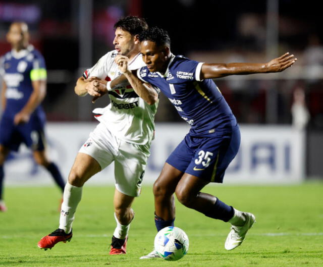 Jhoao Velásquez jugó ante Sao Paulo en el Morumbí. Foto: AFP   