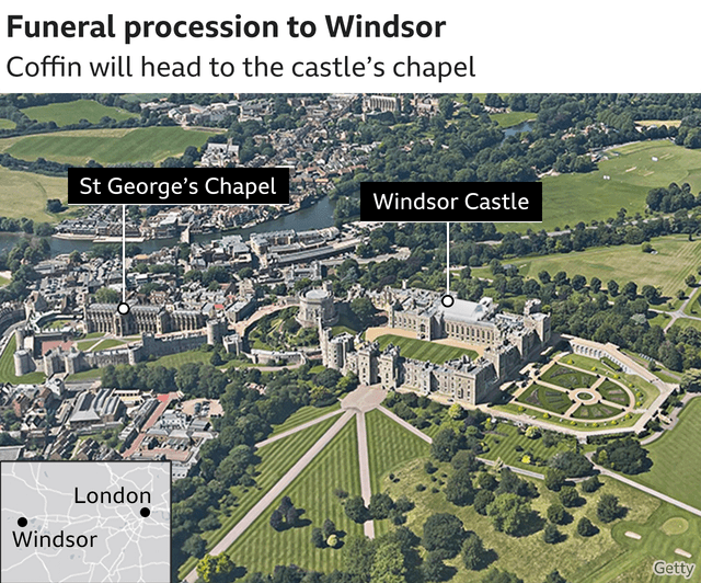  Se espera que el Rey y los miembros principales de la Familia Real se unan a la procesión en el Cuadrángulo en el Castillo de Windsor antes de que el ataúd ingrese a la Capilla de San Jorge&nbsp;. Crédito: BBC   