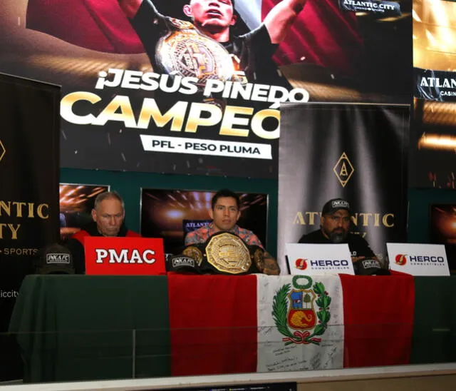 Jesús Pinedo en conferencia de prensa tras ganar el título mundial de peso pluma.   