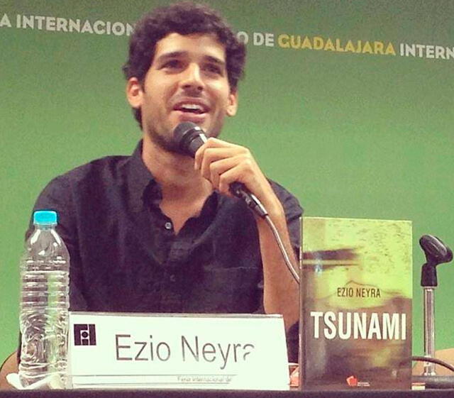 Ezio Neyra en la presentación de su libro Tsunami. Foto: Instagram   