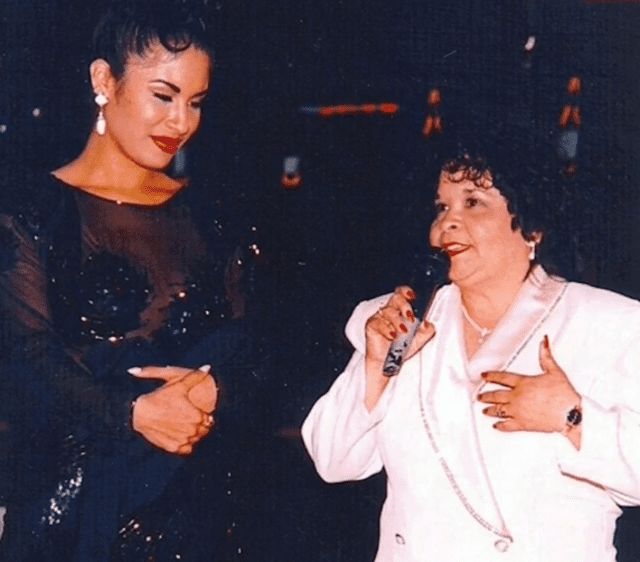 Selena Quintanilla junto con su asistente Yolanda Saldívar.