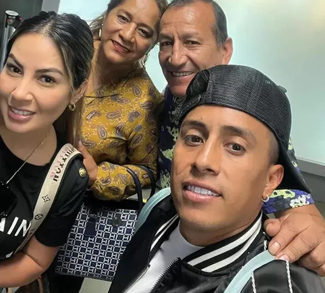 Pamela López junto a sus exsuegros y Christian Cueva.  