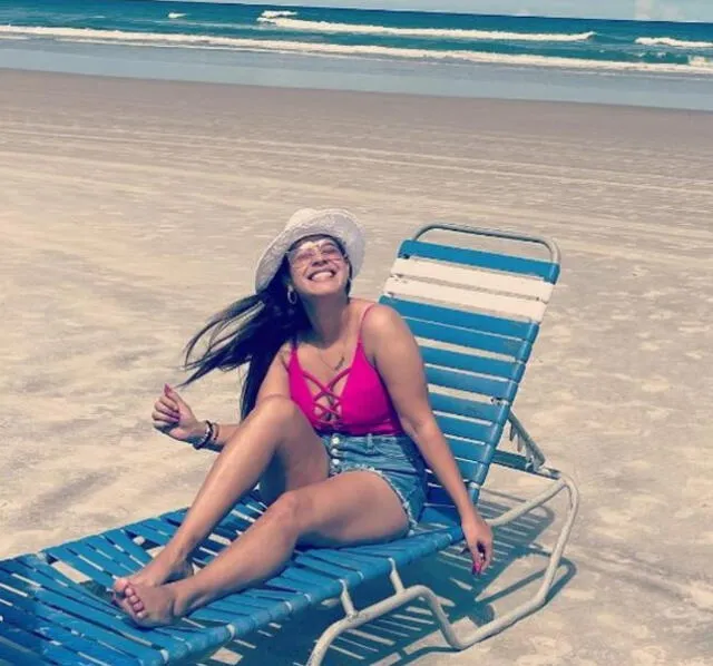 Esposa de Josimar sonriendo en la playa tras ampay. (Captura: Instagram)   