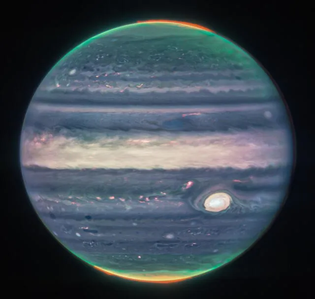  Imagen compuesta de Webb NIRCam de Júpiter a partir de tres filtros: F360M (rojo), F212N (amarillo-verde) y F150W2 (cian), y alineación debido a la rotación del planeta. Crédito: NASA   