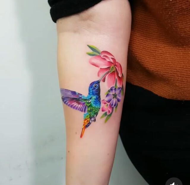 Tatuaje de colibrí.  